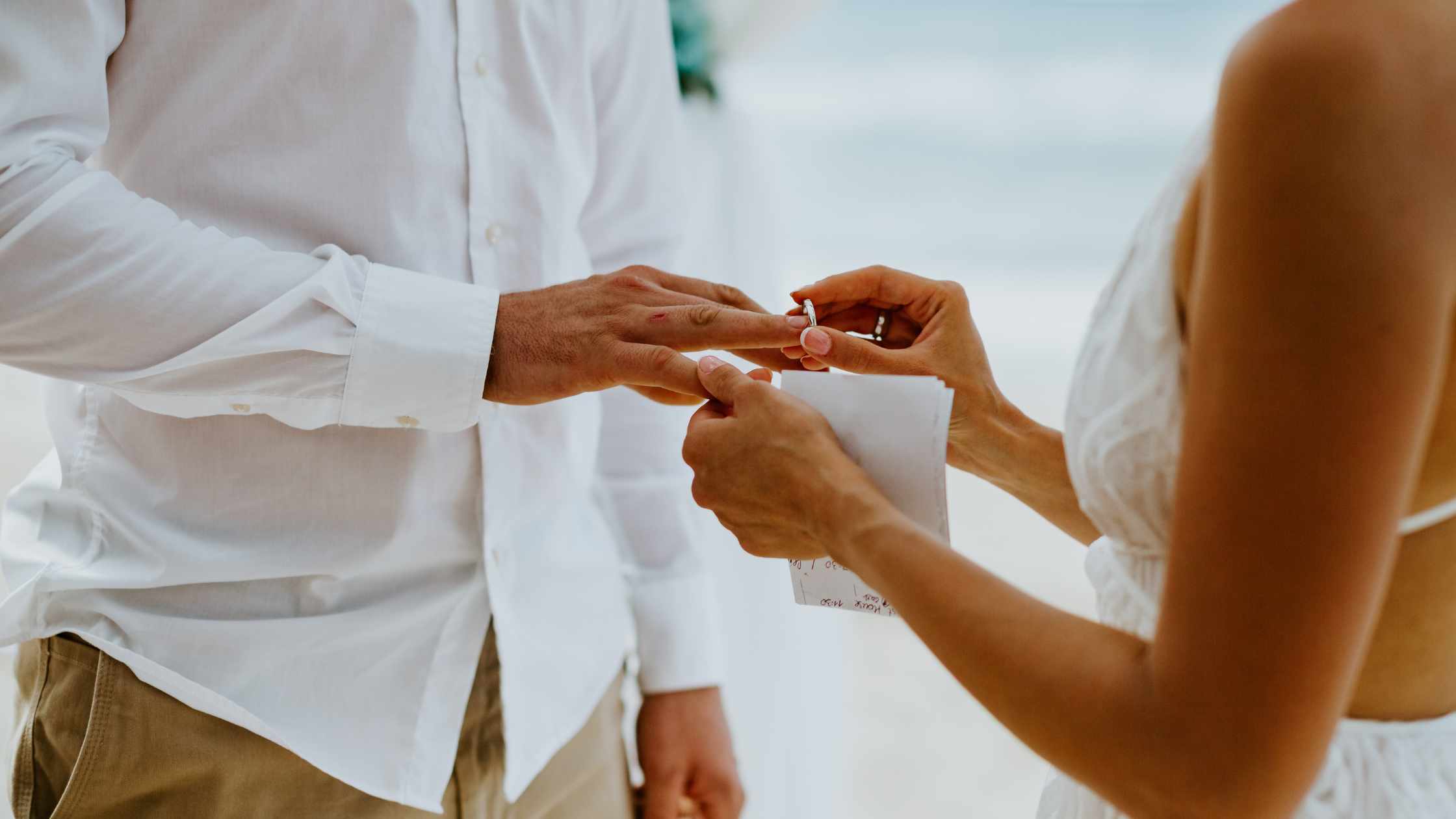 traje-do-noivo-para-um-casamento-na-praia